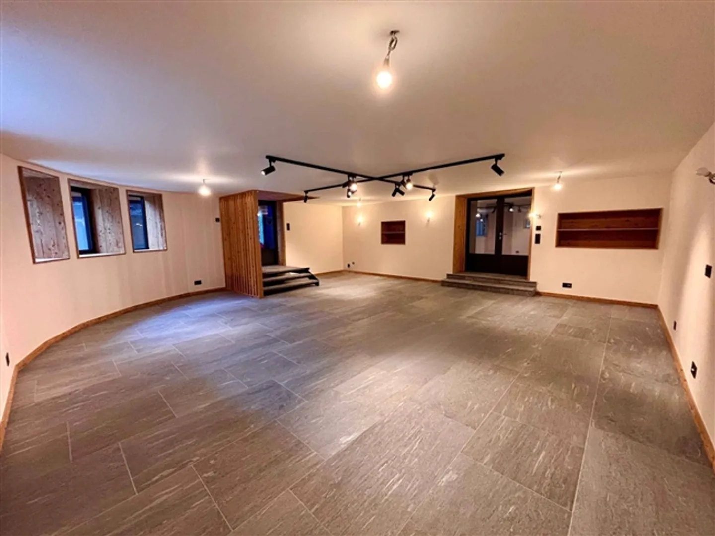 Magnifiques Espaces Commerciaux à Louer - Photo 1 sur 5