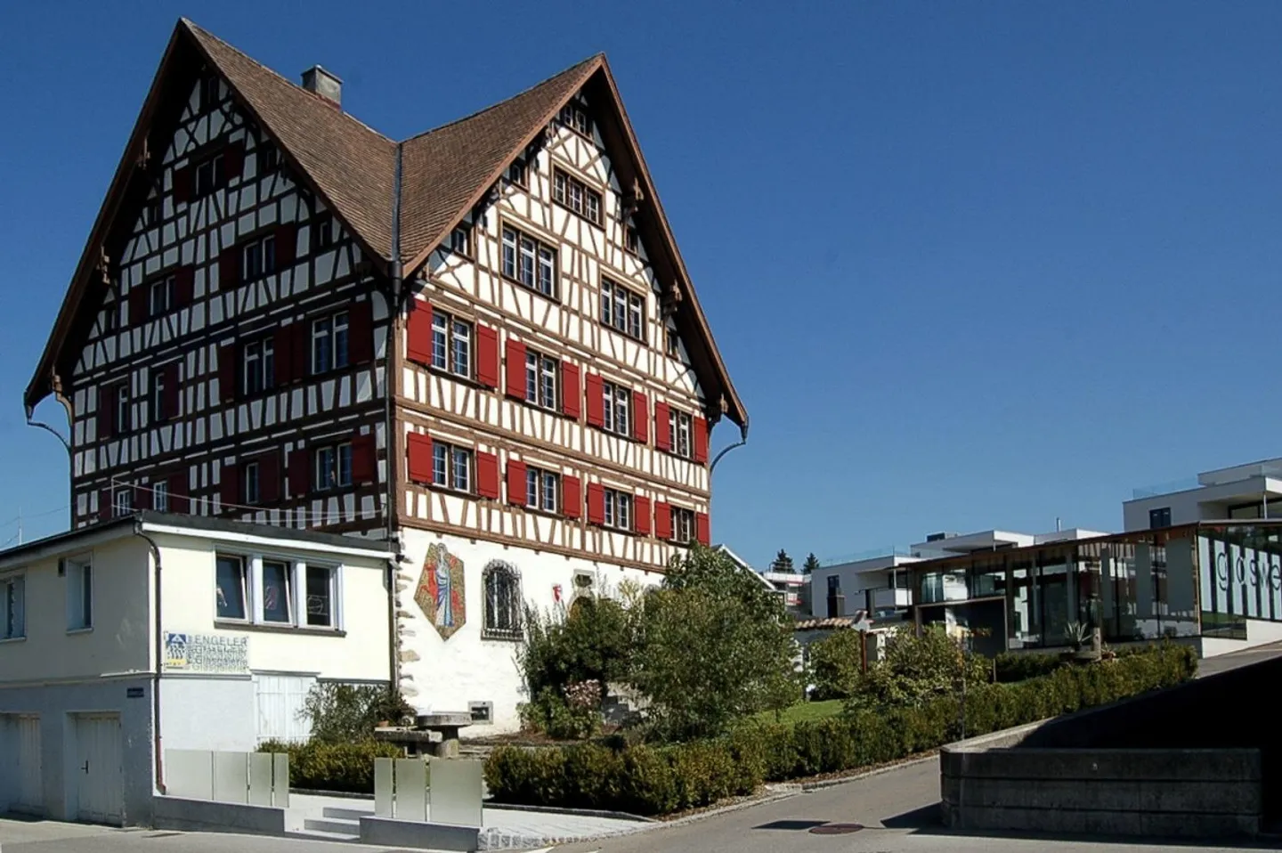 Exklusives Wohnen im historischen Riegelbau in Andwil SG - Foto 1 di 20