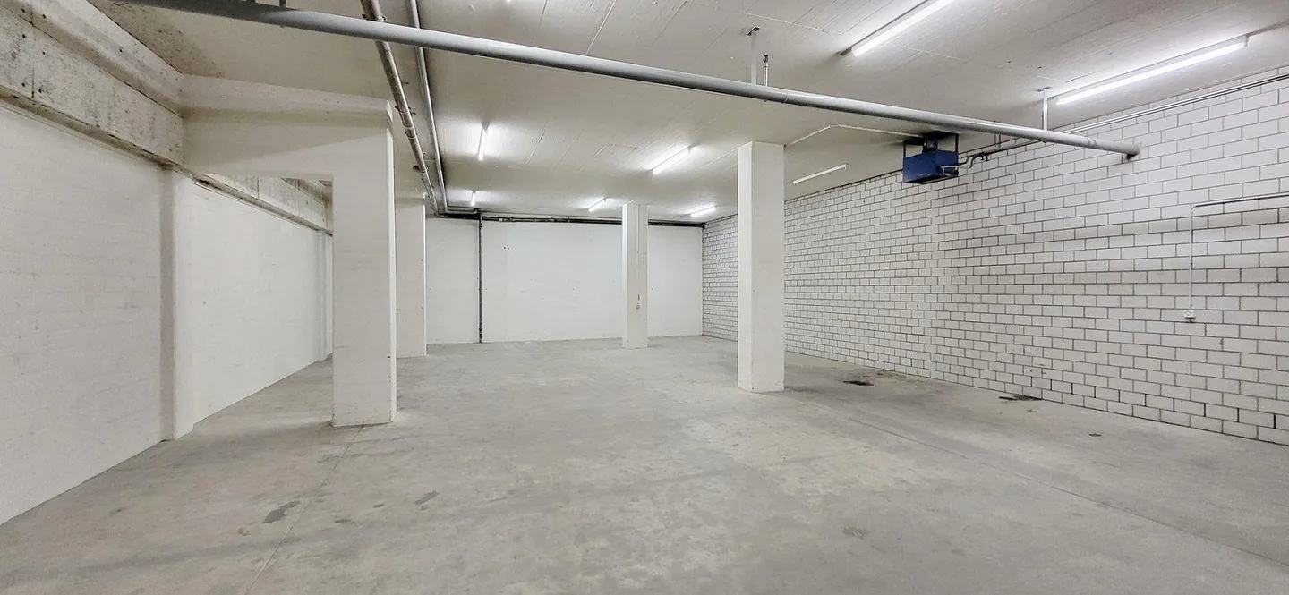 Spazio di stoccaggio con consegna e buona altezza del soffitto a Glattbrugg! - Foto 3 di 7
