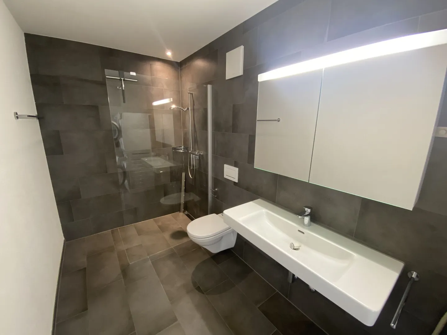 Appartement penthouse 2.5 élégant avec vue imprenable et terrasse - Photo 9 sur 11