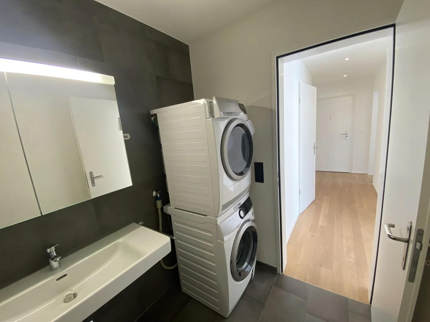 Appartement penthouse 2.5 élégant avec vue imprenable et terrasse - Photo 10 sur 11