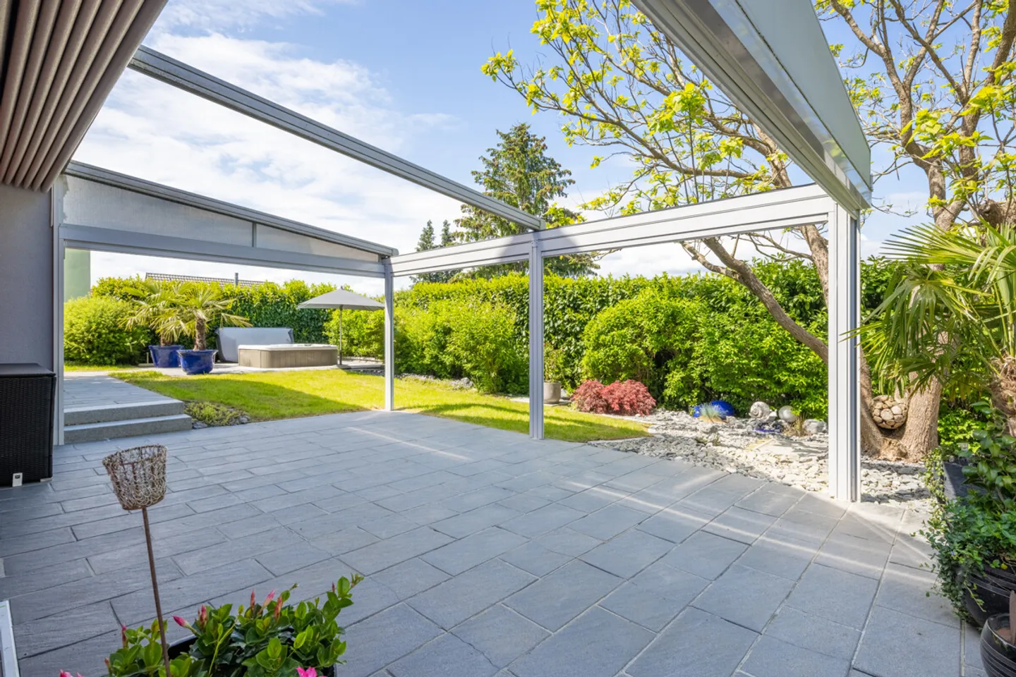 Casa unifamiliare con oasi di giardino e grande garage a Hochfelden - Foto 2 di 5