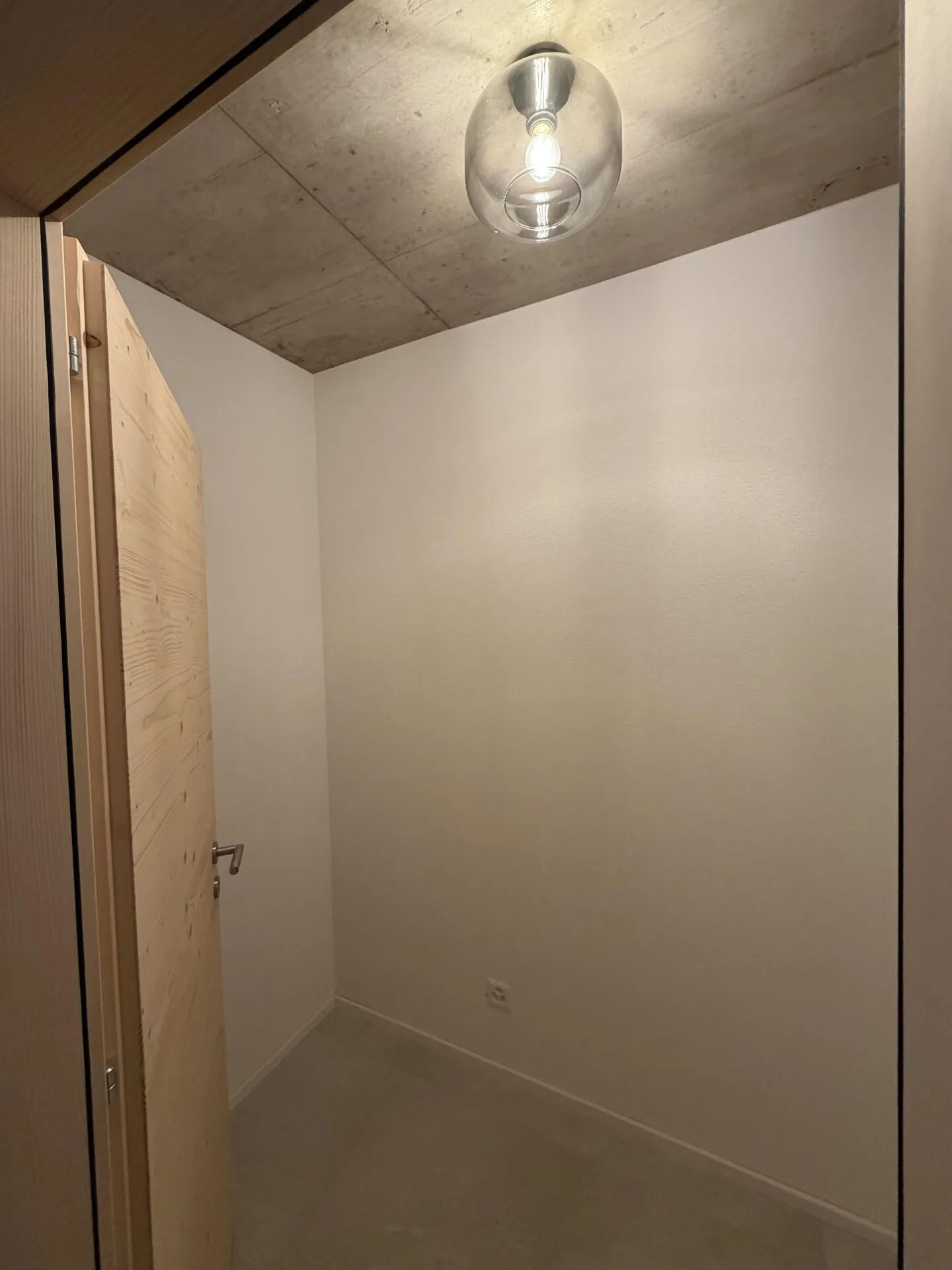 Beautiful functional commercial space of 51 m2, ideally located, 2 steps from Châtel-St-Denis train station - Photo 9 of 12