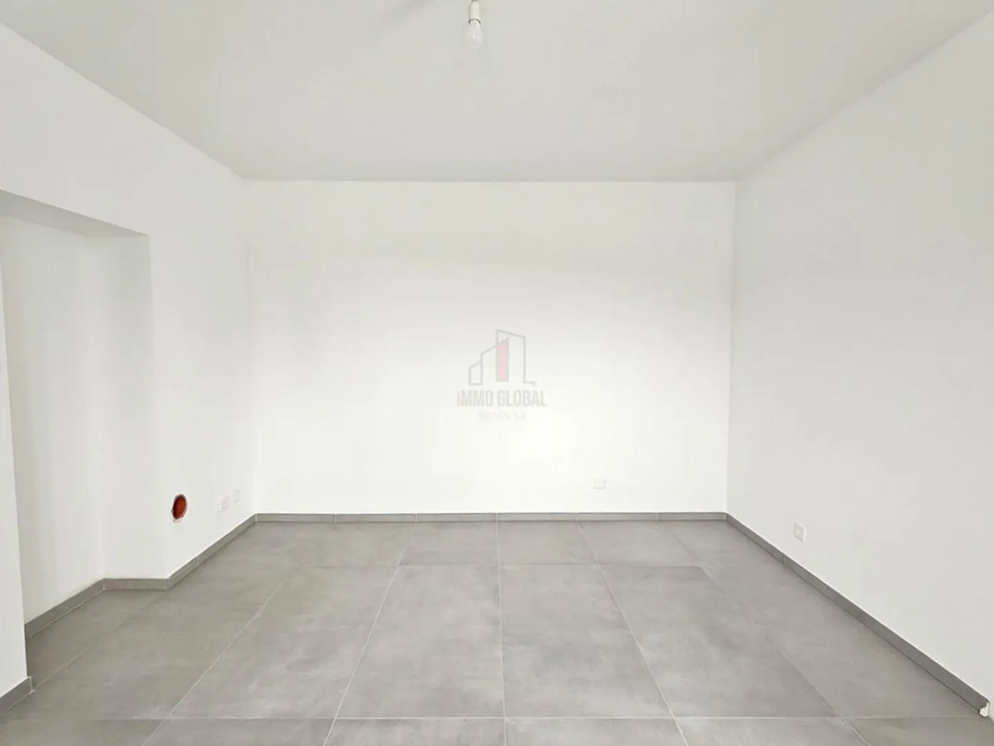 VISIBILITY AND STRATEGIC LOCATION FOR YOUR OFFICE - Photo 2 of 8