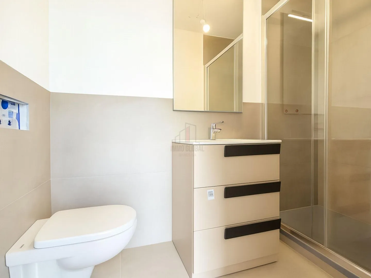 VISIBILITY AND STRATEGIC LOCATION FOR YOUR OFFICE - Photo 3 of 8