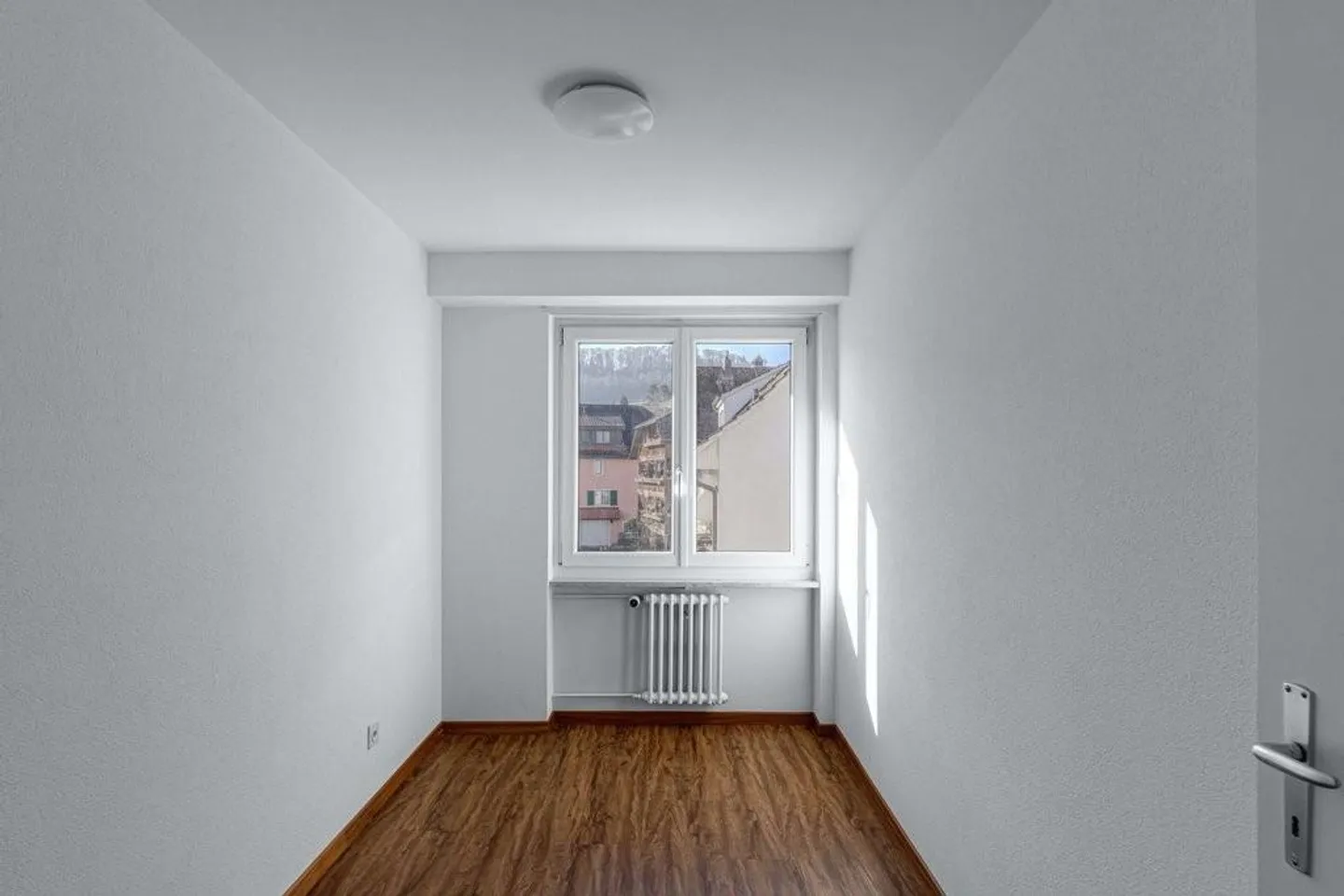 Renovated apartment at a fair price - Photo 8 of 10