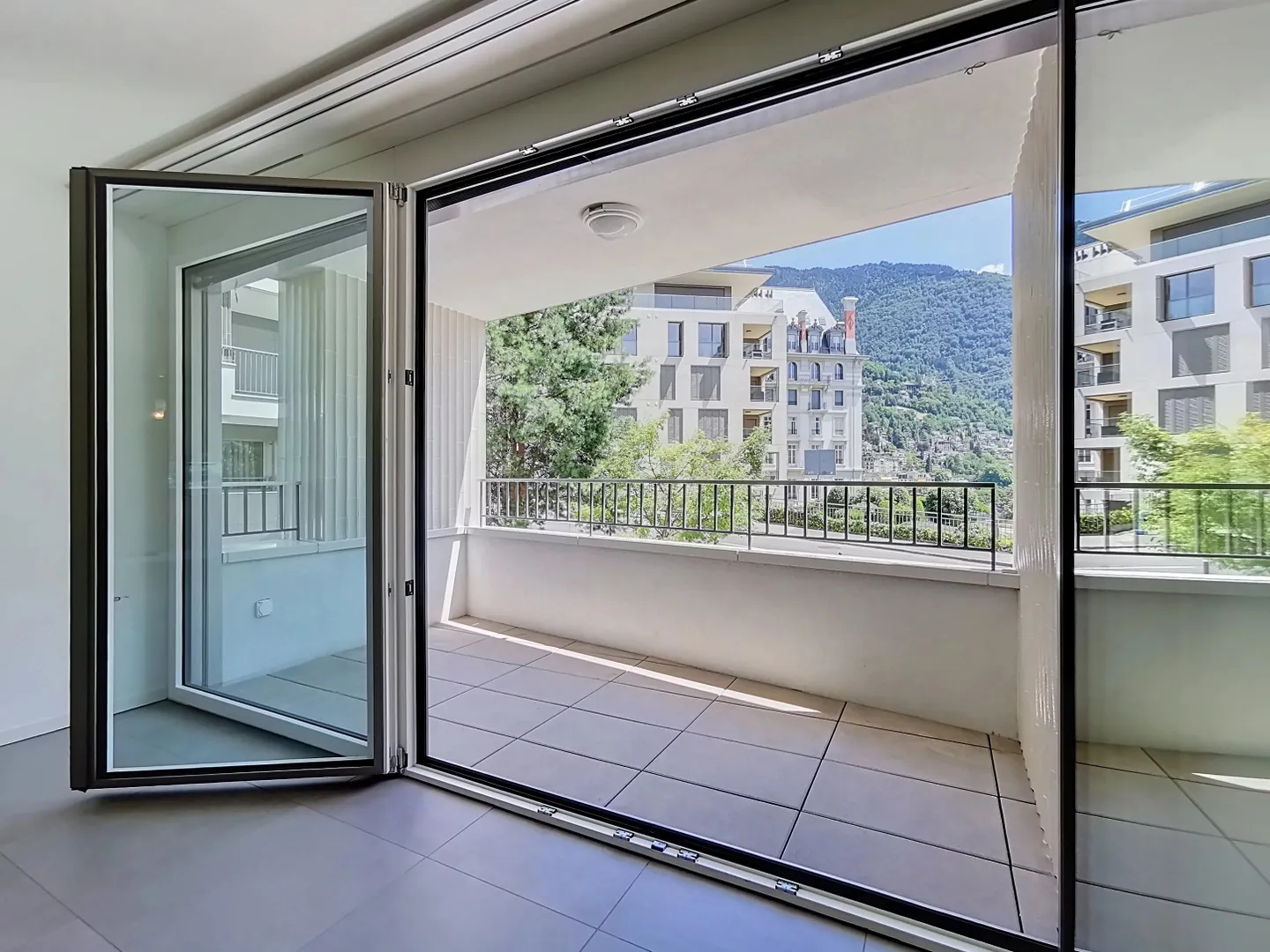Charming Apartment with Lake View - Photo 5 of 8