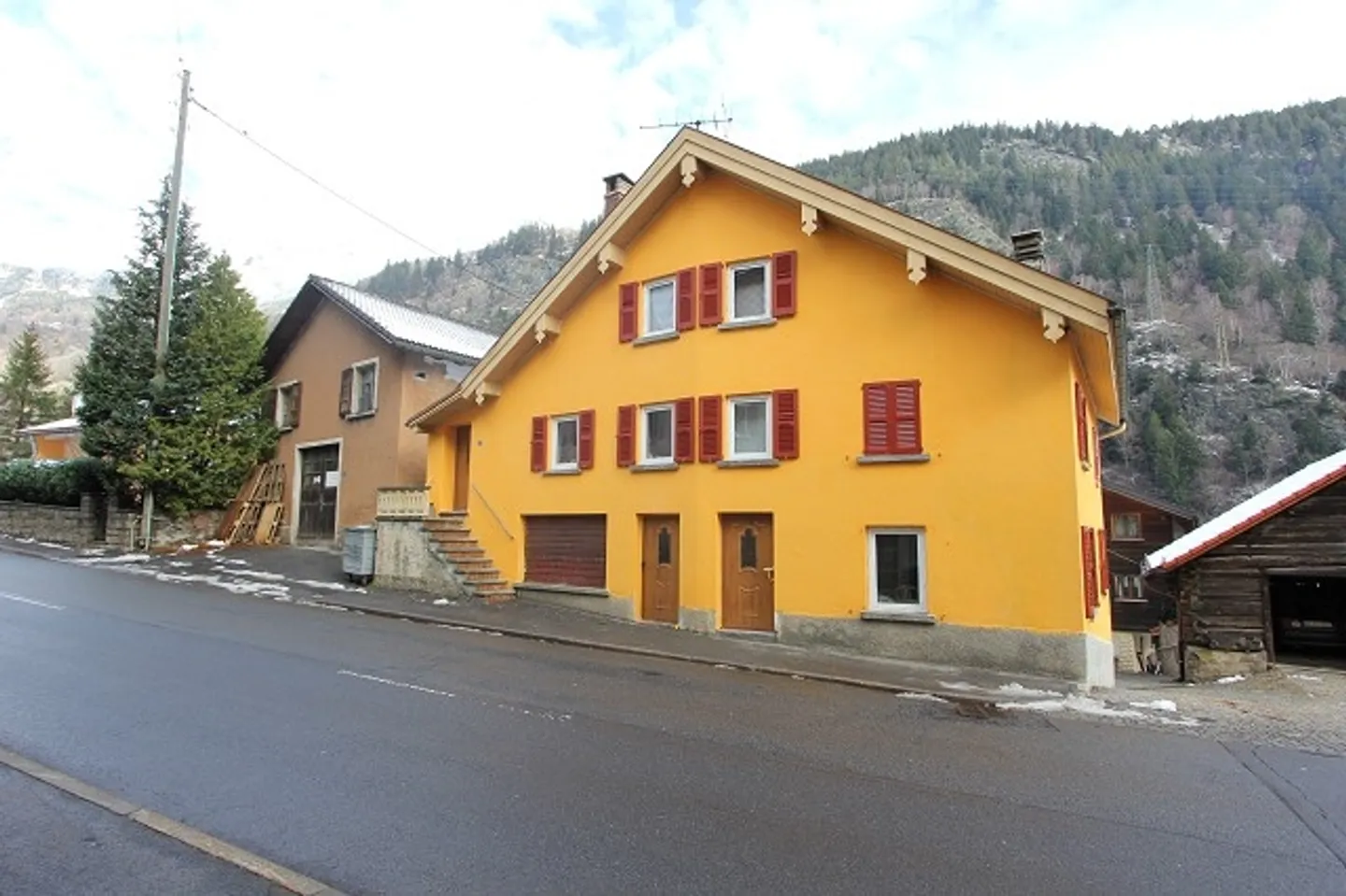 Maison bifamiliale avec appartement récemment rénové - Photo 1 sur 8