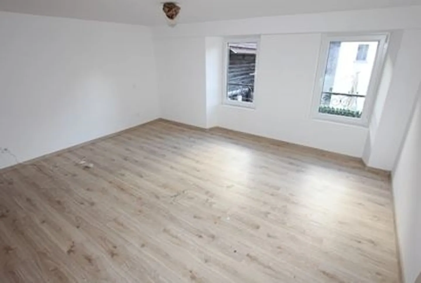 Maison bifamiliale avec appartement récemment rénové - Photo 2 sur 8