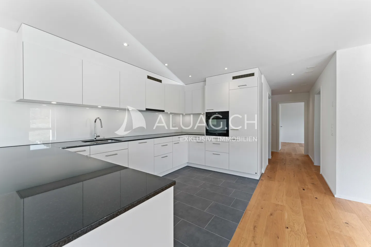 Modern Apartment with Scenic Views - Photo 4 of 11