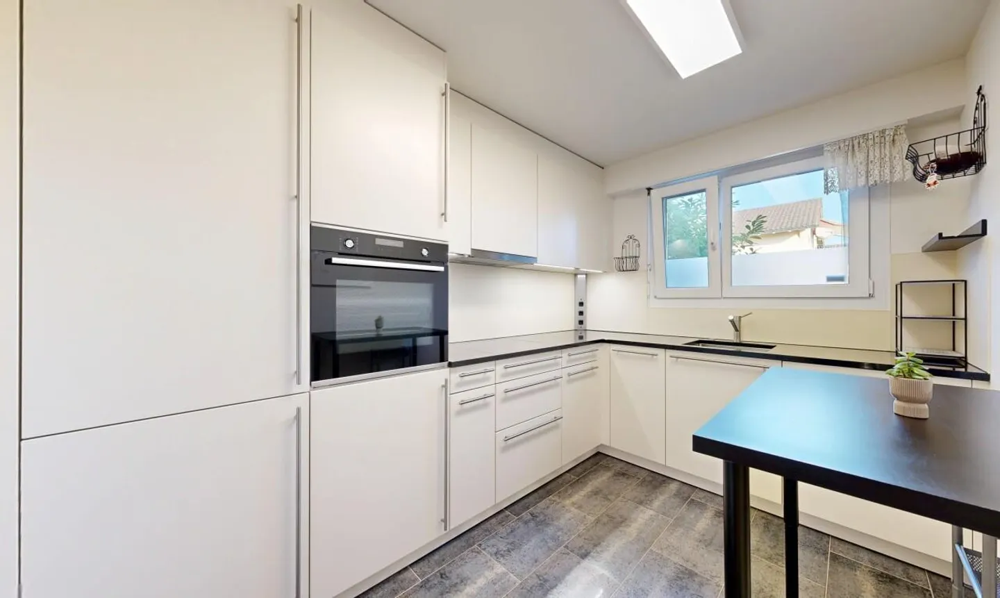 Appartement rénové de 3,5 pièces avec balcon et jardin à Oberwil - Photo 10 sur 11