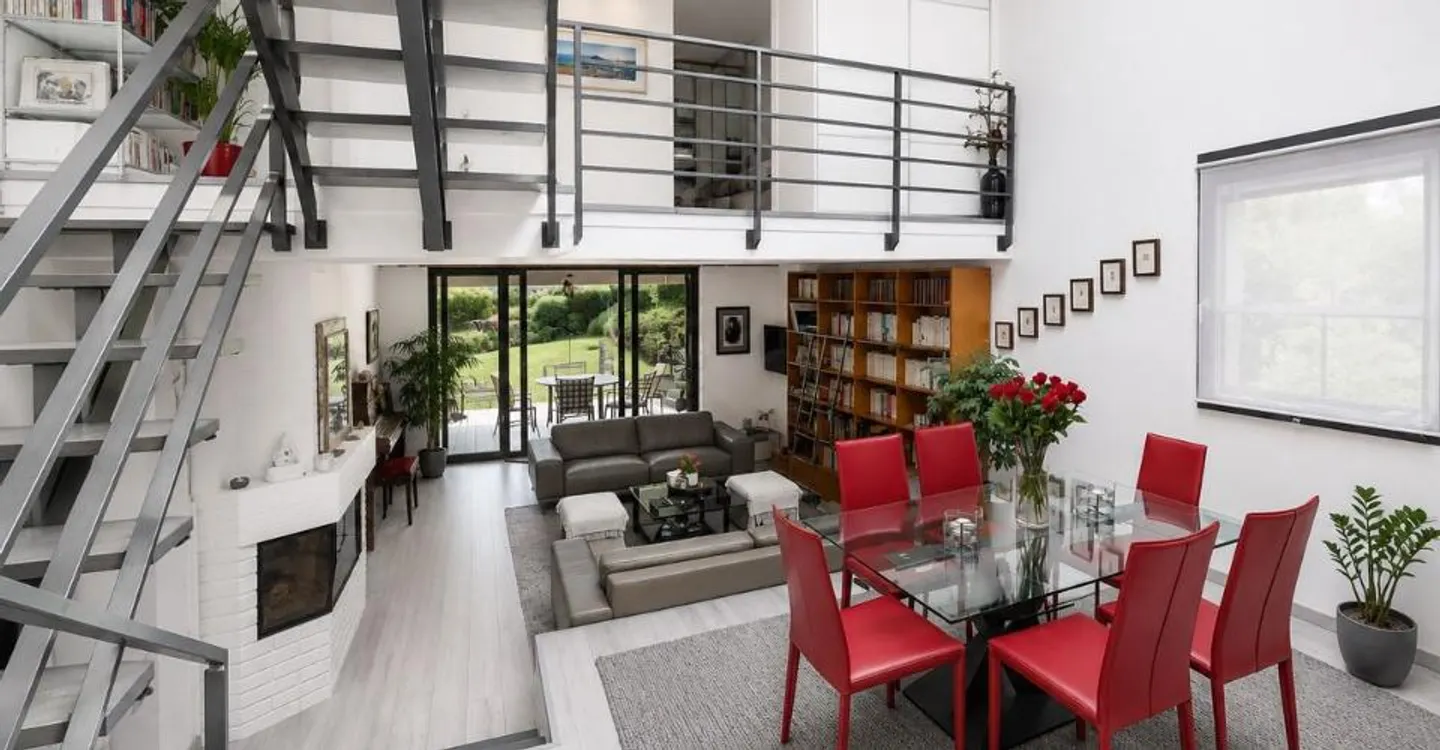 Charming Townhouse with Lake View - Photo 2 of 12
