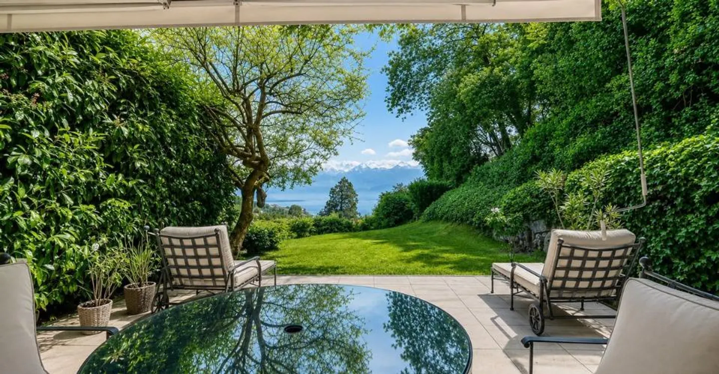 Charming Townhouse with Lake View - Photo 3 of 12
