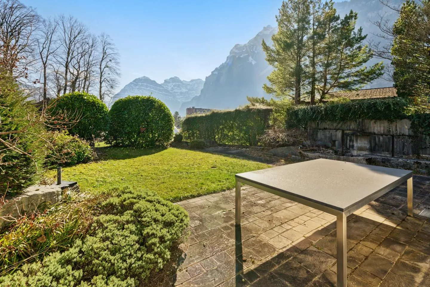 Sonniges Wohnen in Näfels: Bergblick, Ruhe und viel Potenzial - Foto 2 von 5