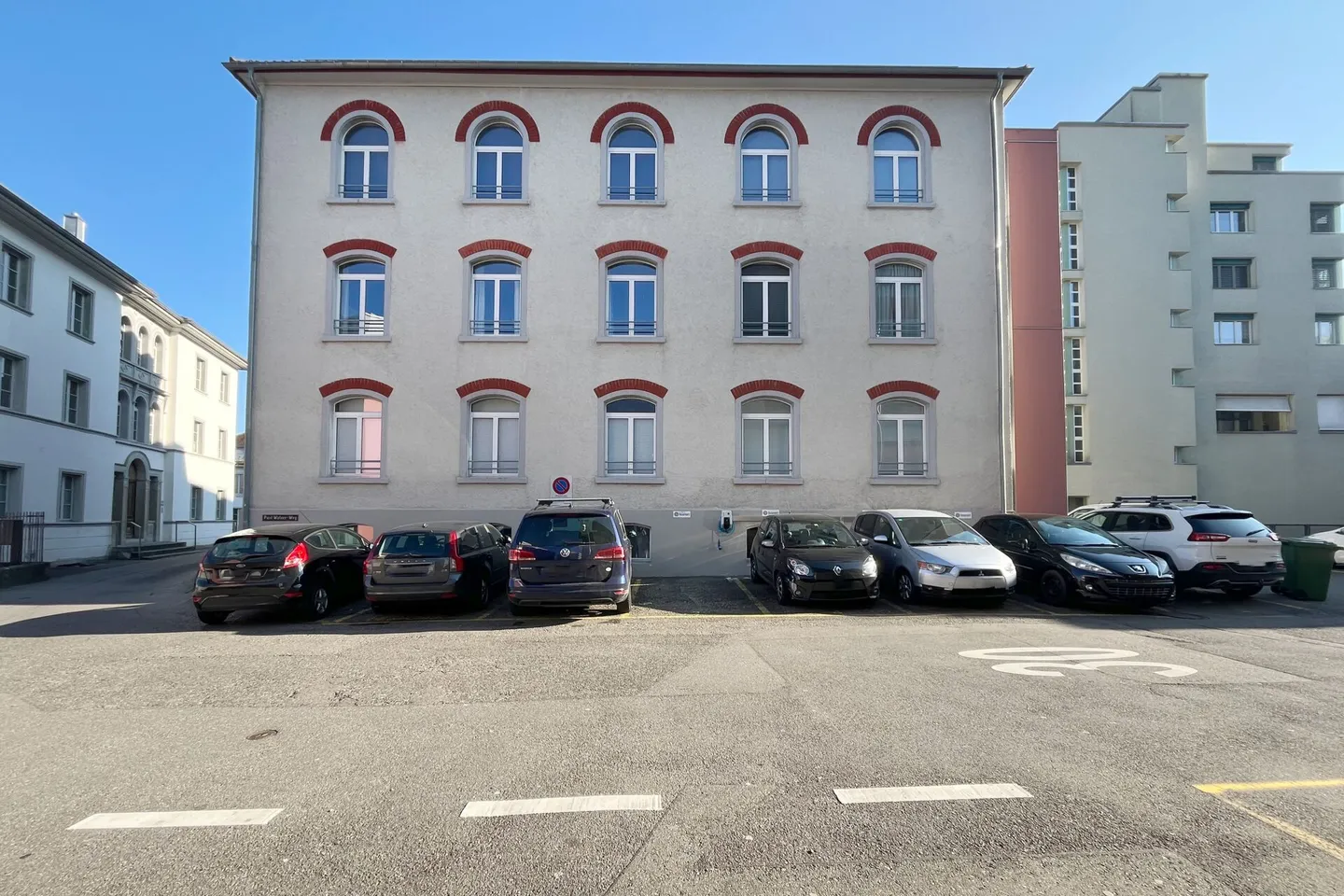 Posto auto all'aperto con stazione di ricarica elettrica condivisa - Foto 2 di 4