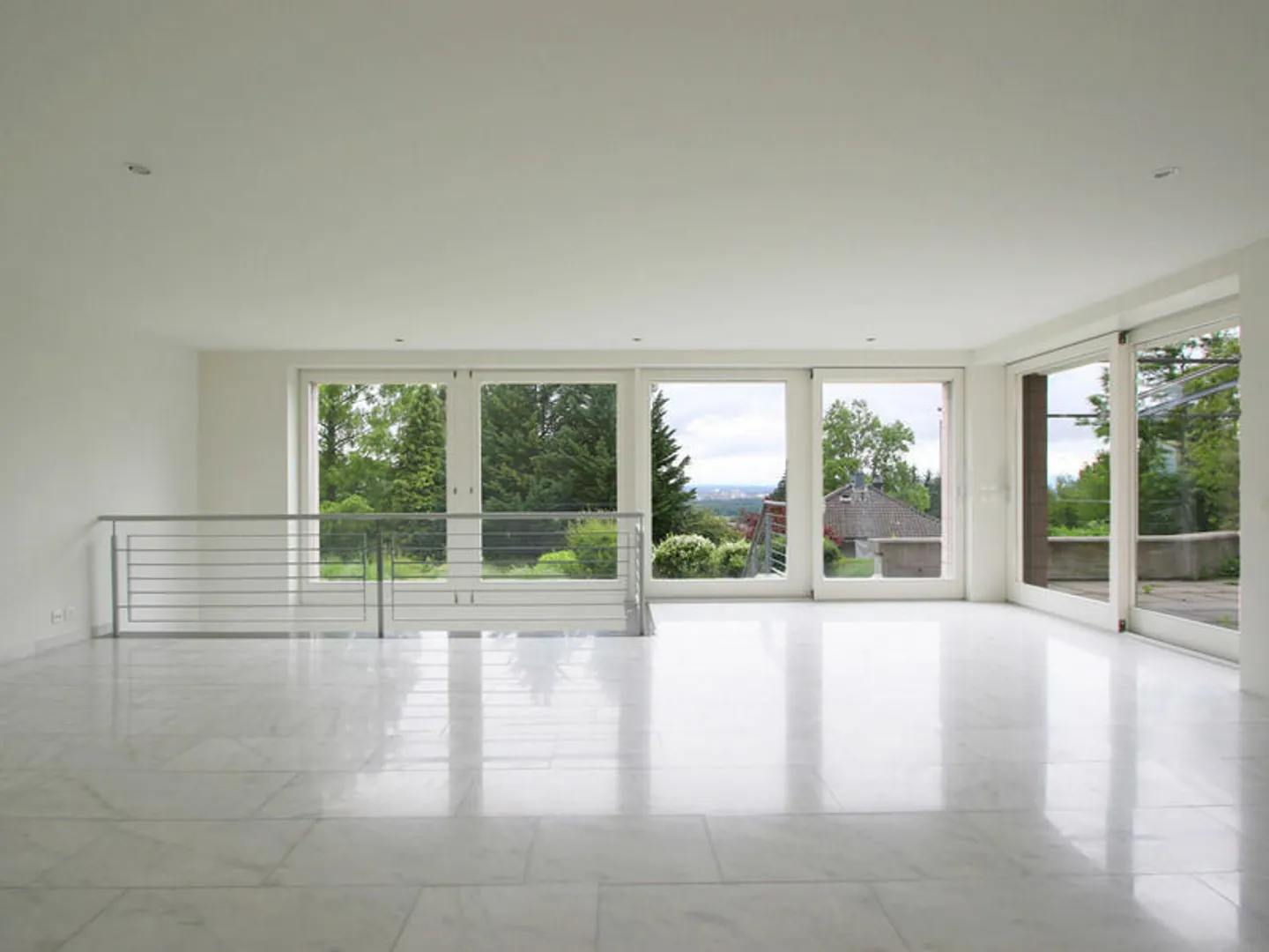 Elegante und grosszügige 6.5 Maisonette Wohnung mit Aussicht auf Basel - Foto 2 von 13