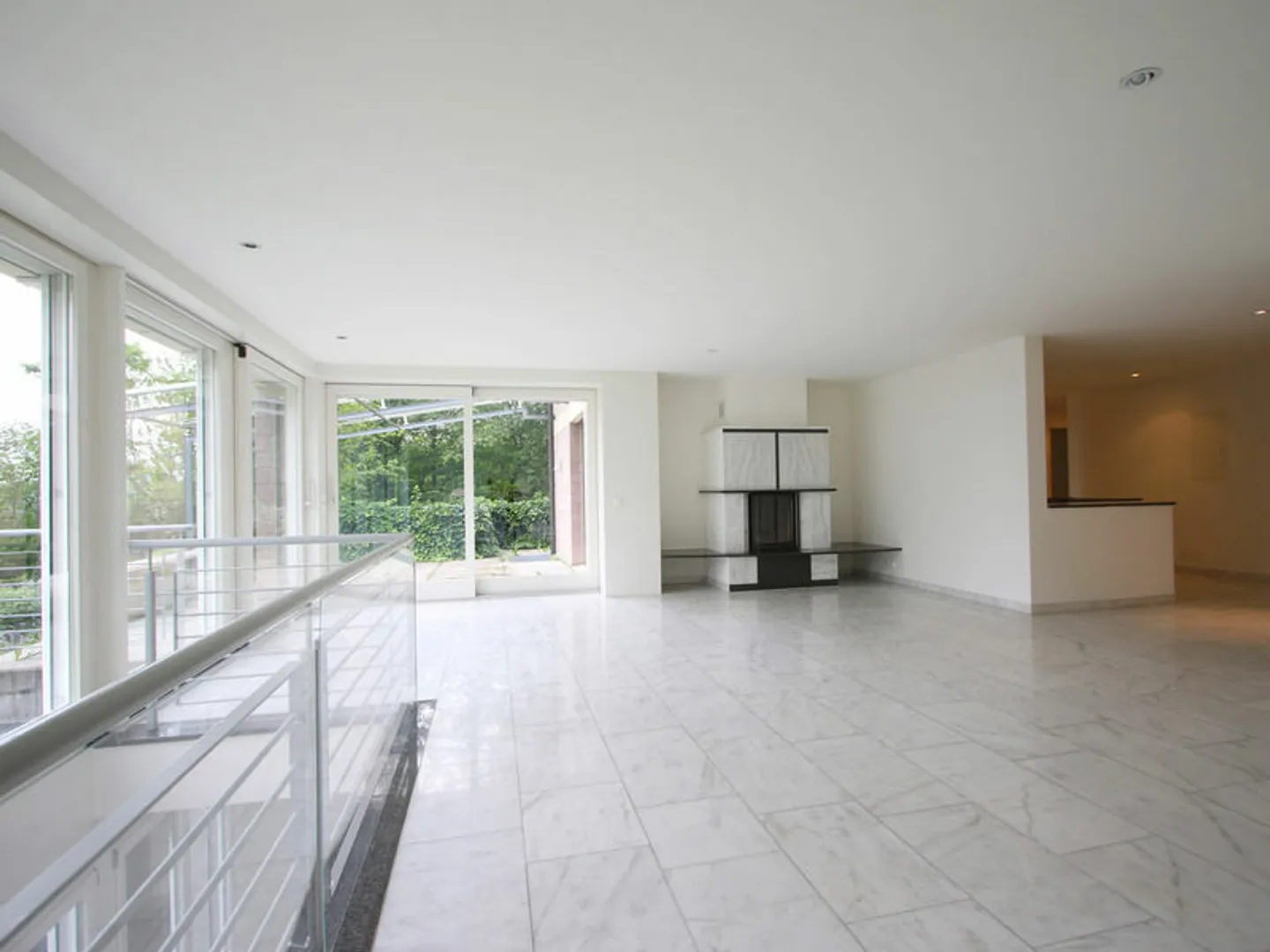 Elegante und grosszügige 6.5 Maisonette Wohnung mit Aussicht auf Basel - Foto 3 von 13