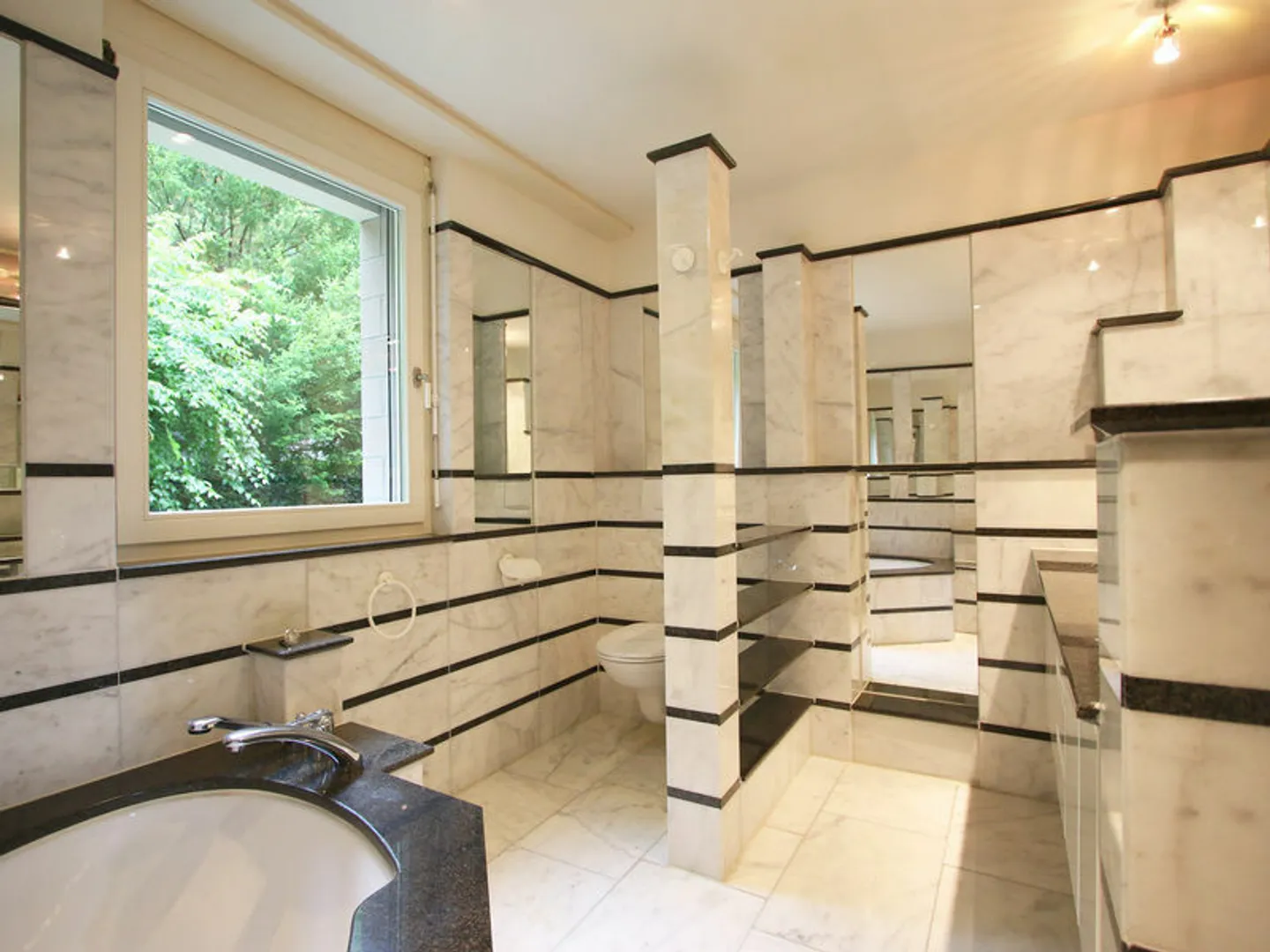 Elegante und grosszügige 6.5 Maisonette Wohnung mit Aussicht auf Basel - Foto 5 von 13