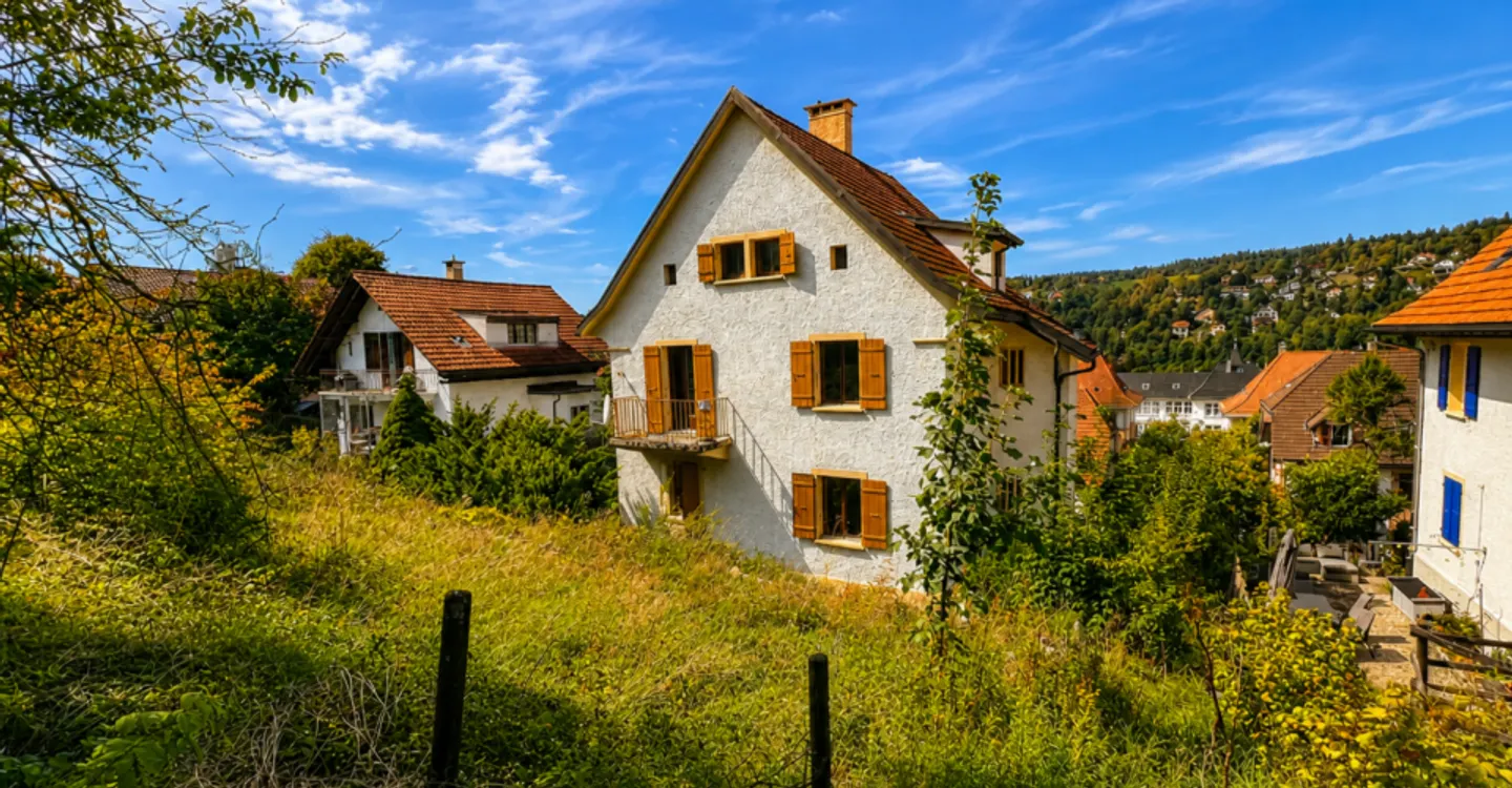 Casa familiare di 3 appartamenti da ristrutturare - Foto 3 di 11
