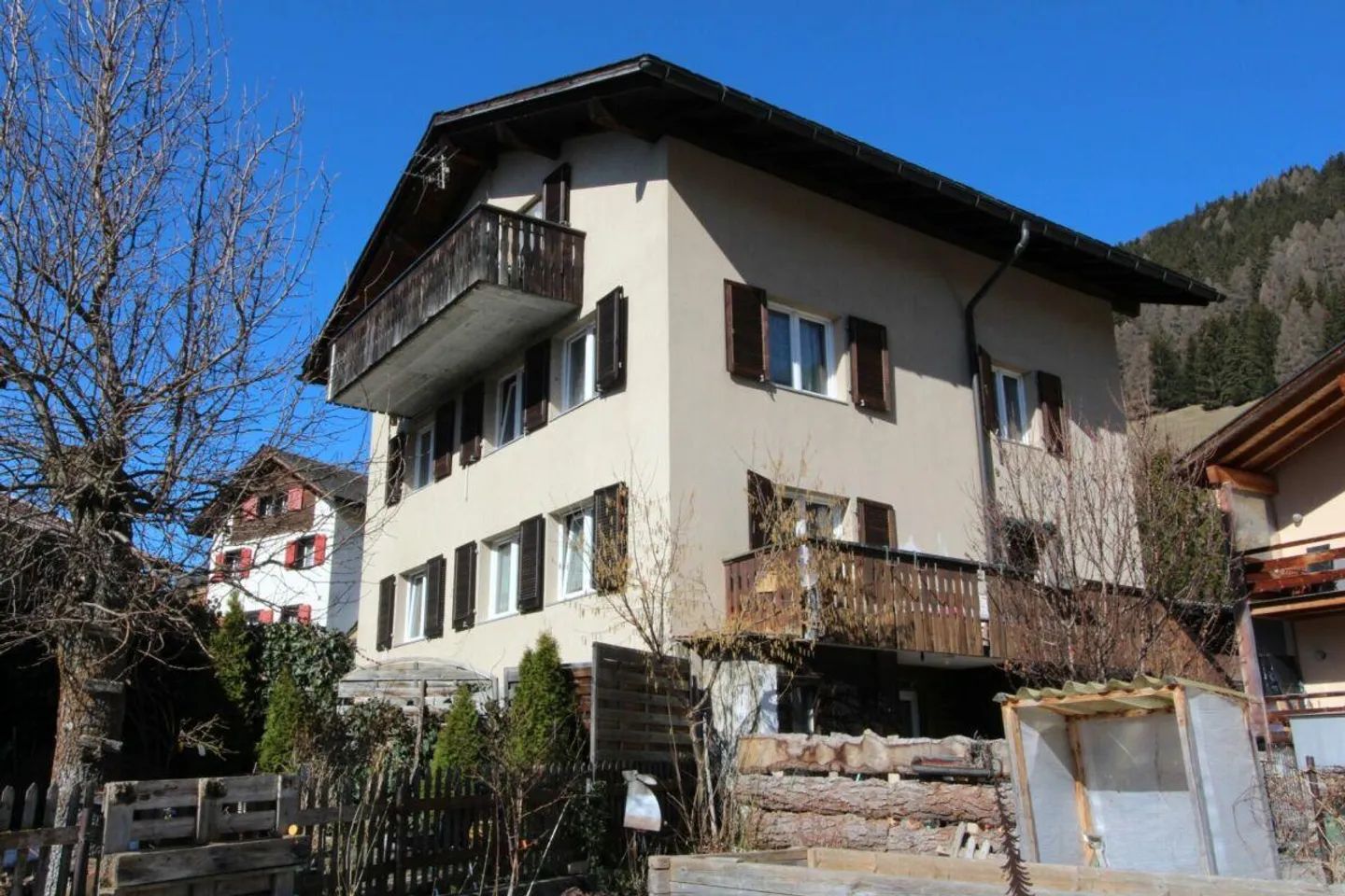 Multi-family house with stable and development potential in the village center - Photo 3 of 6