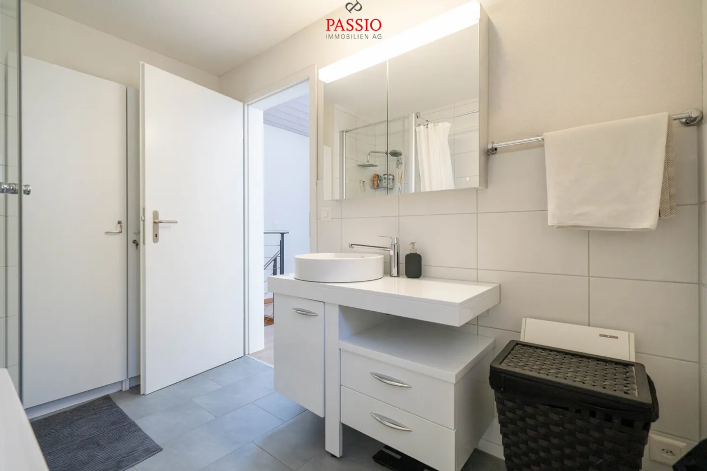 Maison semi-détachée de 7,5 pièces avec vue sur le lac et potentiel - Photo 15 sur 33