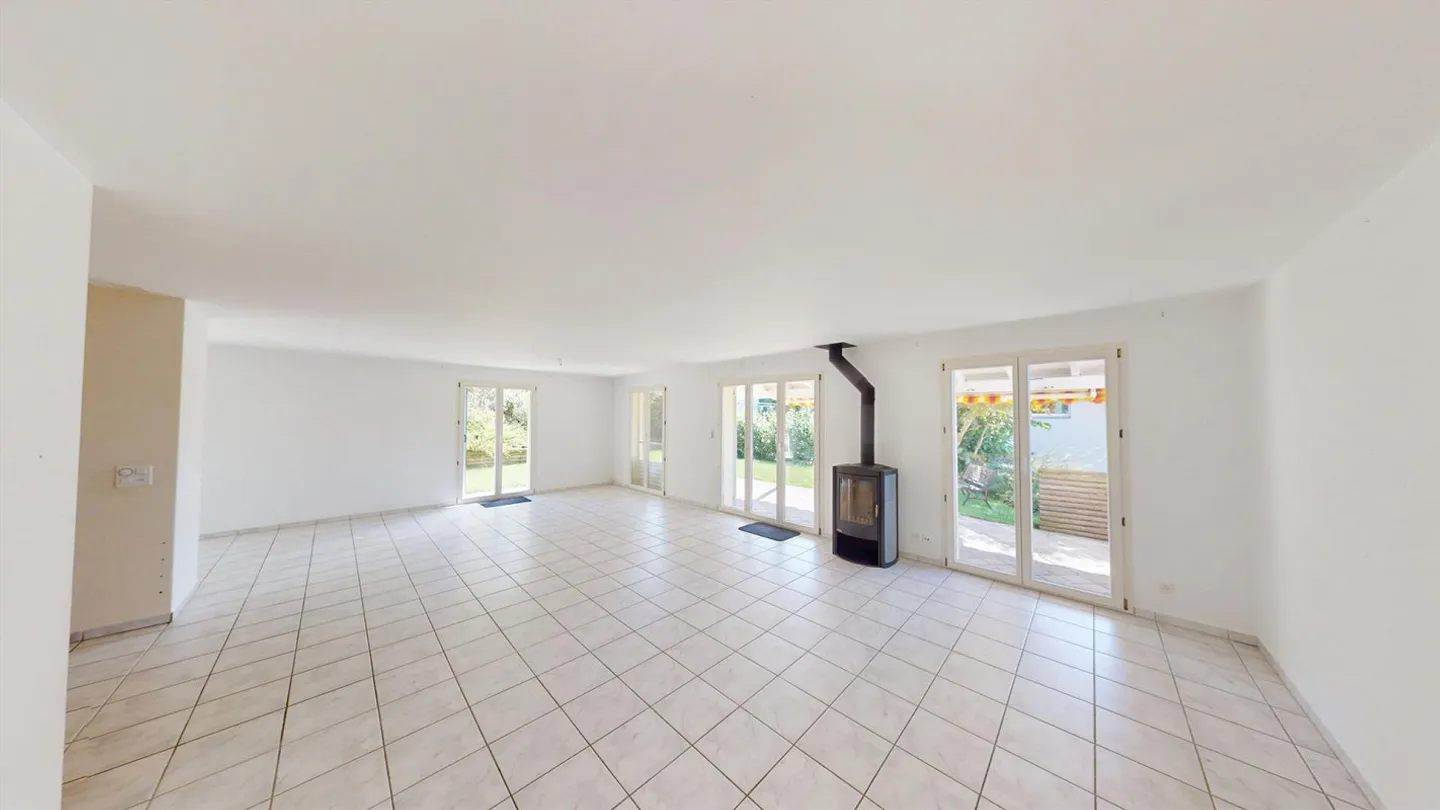 Casa unifamiliare angolare di 5,5 stanze in posizione soleggiata in collina - Foto 2 di 8