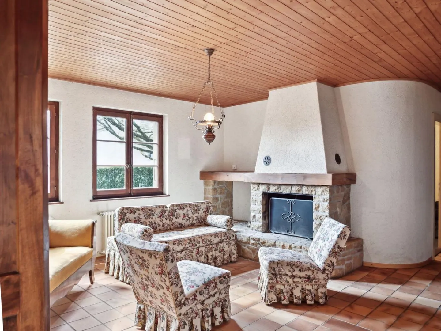 Spacious property in Champagne with house, guest house and garden - Photo 10 of 13