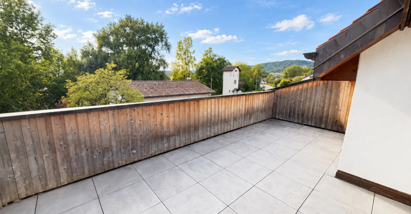 A huge terrace with a view of the countryside - Photo 2 of 8