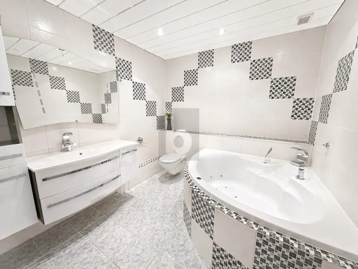 VERSATILE USABLE WITH KITCHEN AND BATHROOM - Photo 3 of 5