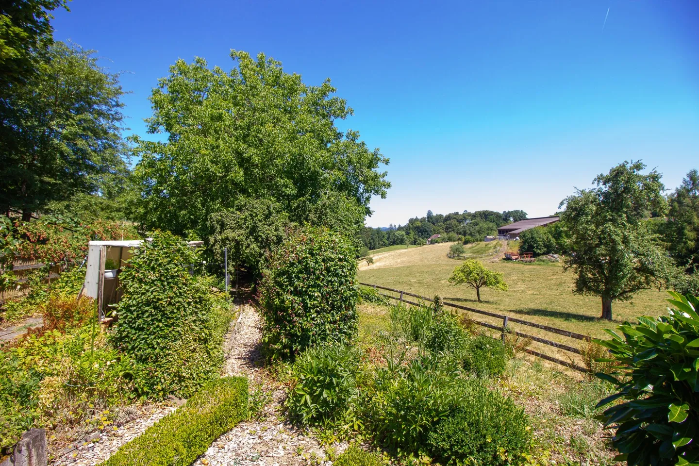 Unique Country House with Picturesque Garden - Photo 13 of 15