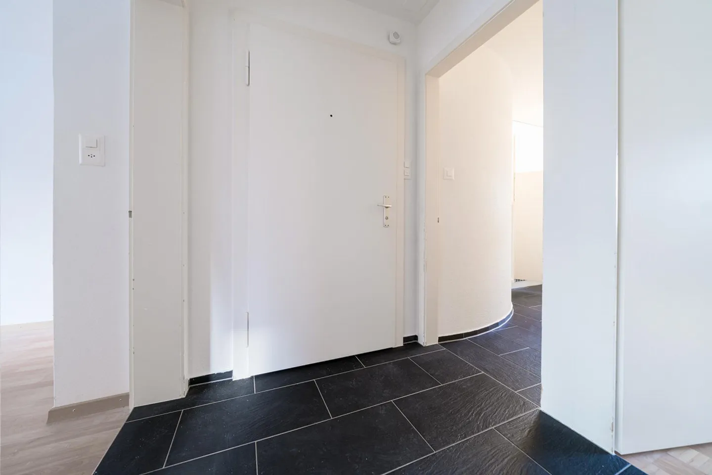 Central beautiful 3-room apartment available - Photo 2 of 8
