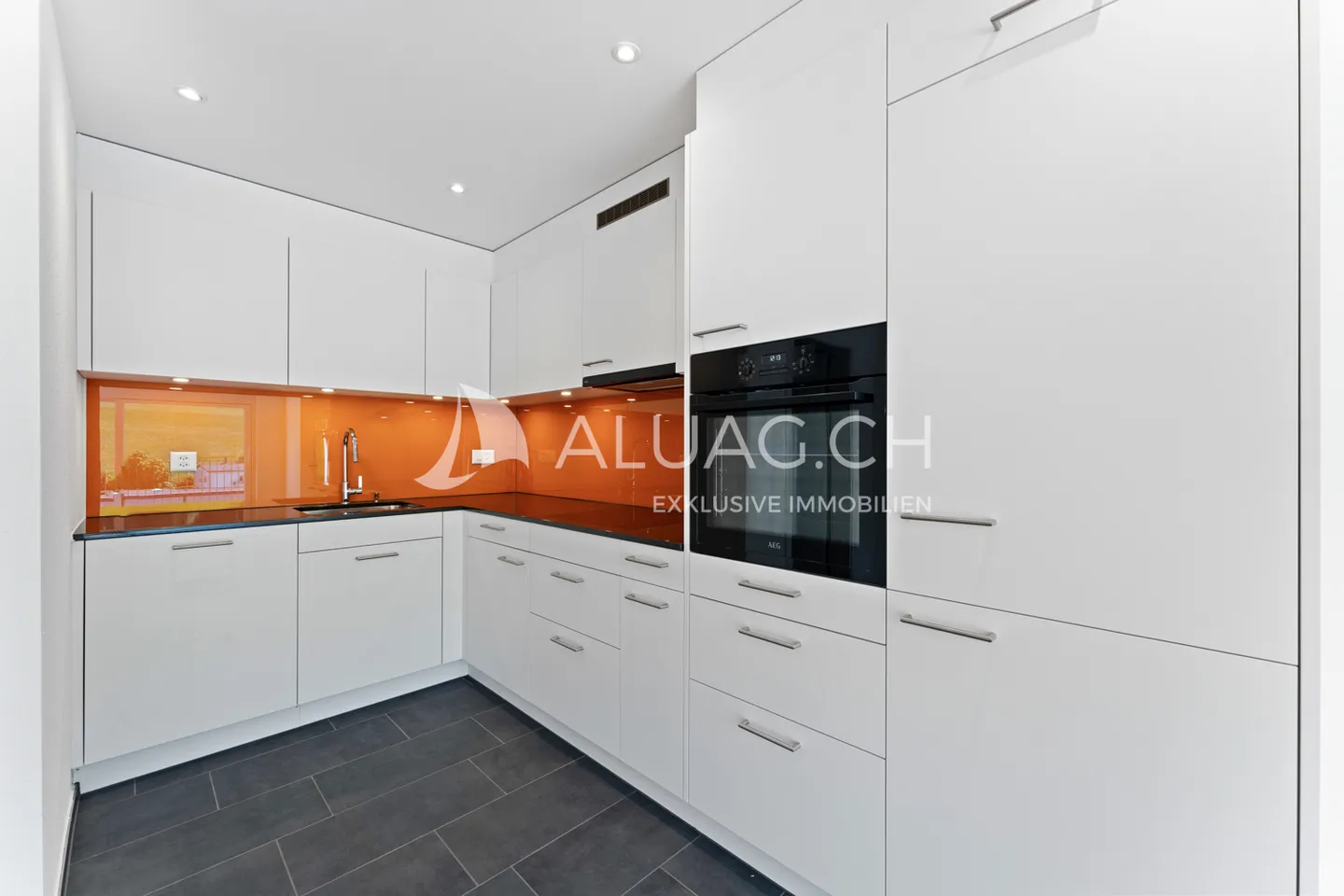 Modern Apartment with Terrace - Photo 4 of 14