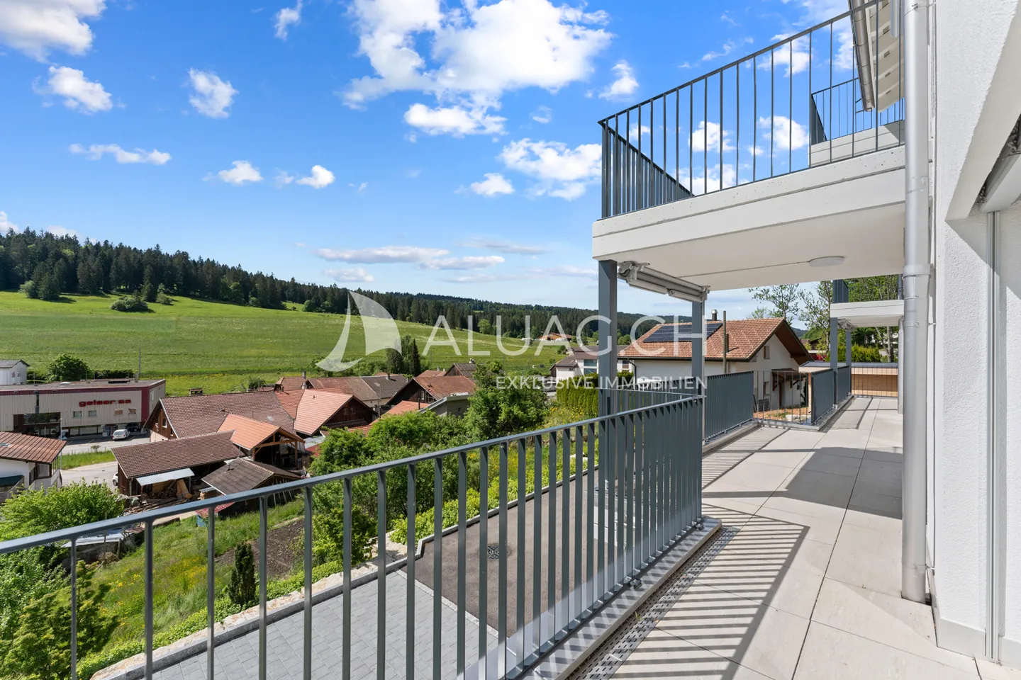 Modern Apartment with Terrace - Photo 5 of 14