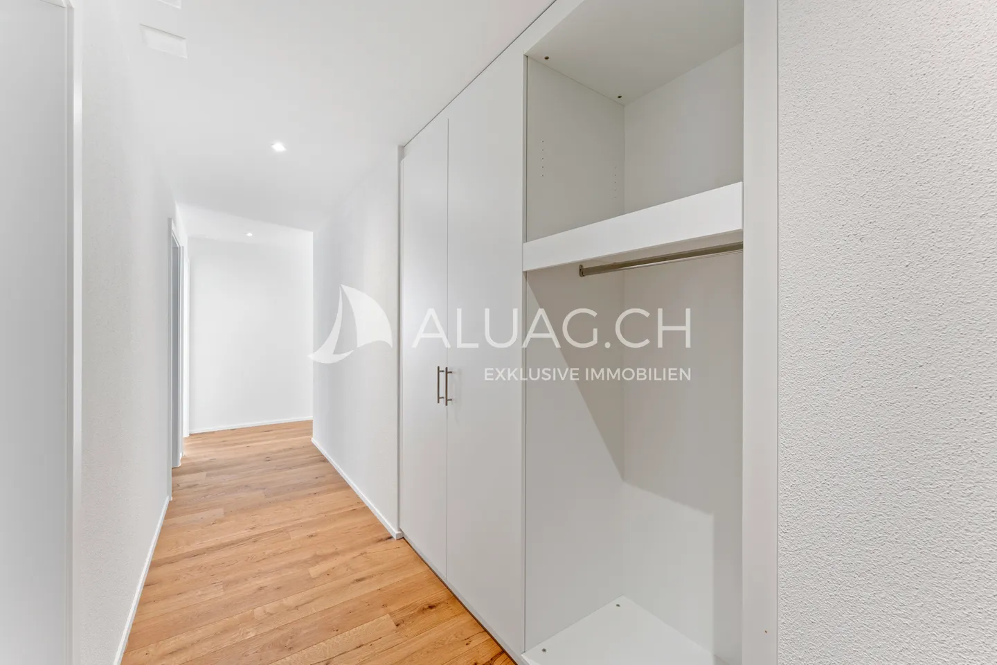 Modern Apartment with Terrace - Photo 7 of 14