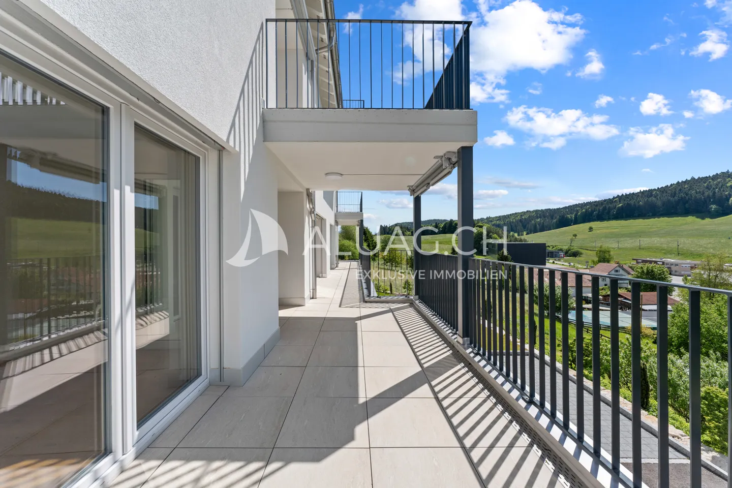 Modern Apartment with Terrace - Photo 6 of 14