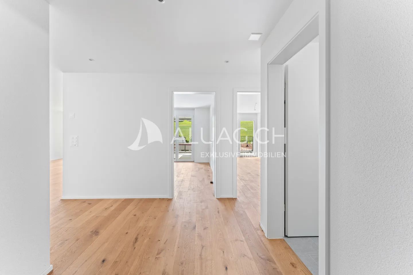 Modern Apartment with Terrace - Photo 8 of 14