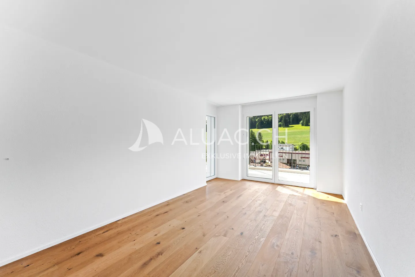 Modern Apartment with Terrace - Photo 9 of 14