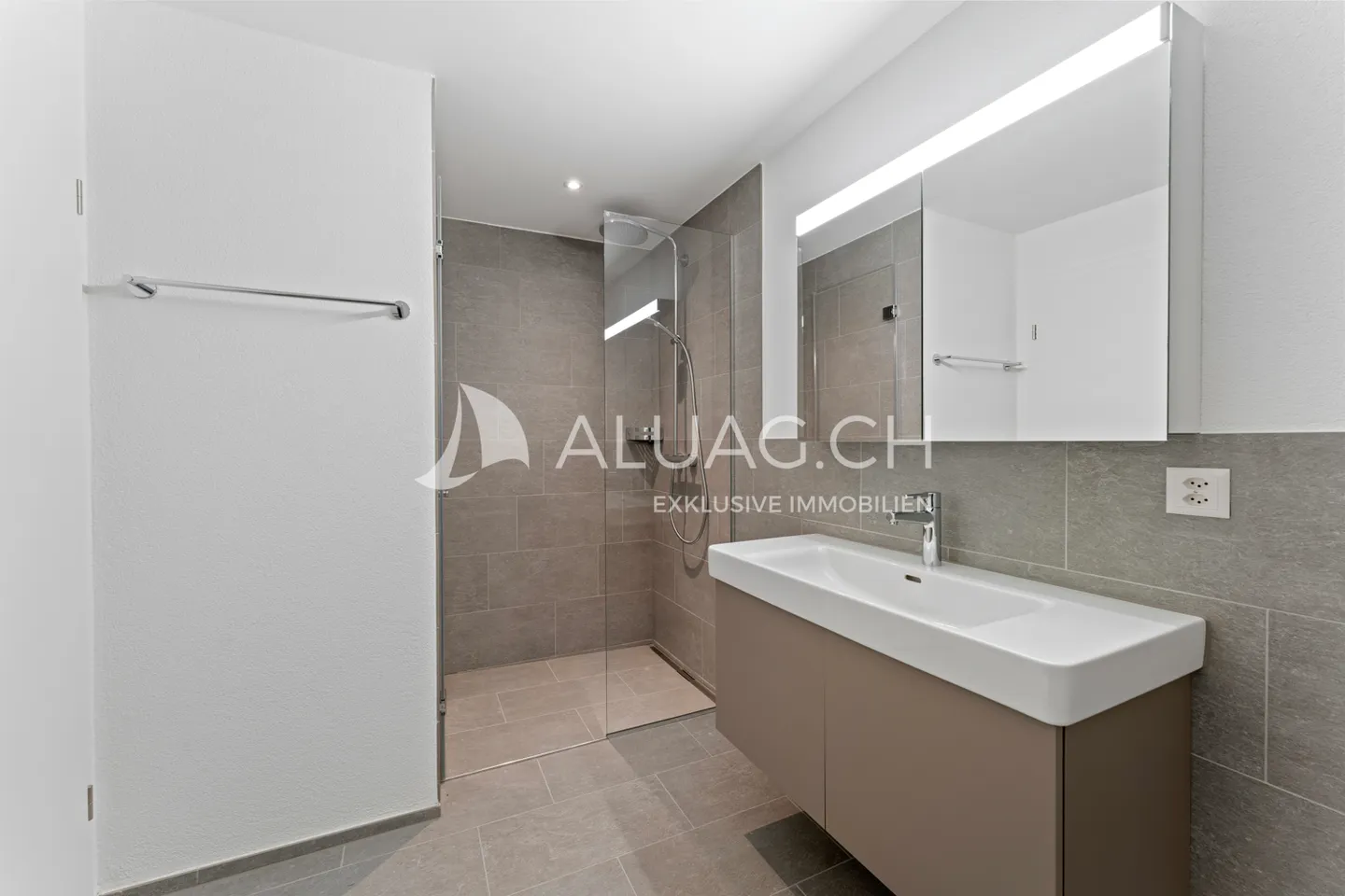 Modern Apartment with Terrace - Photo 10 of 14