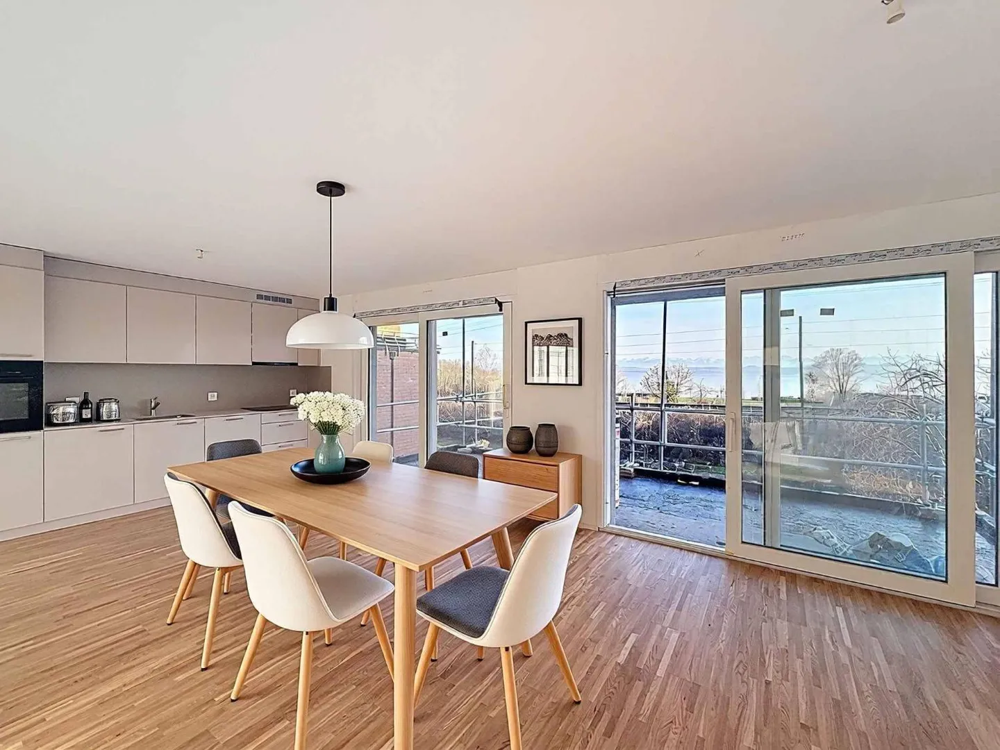 Beau bâtiment neuf de 3,5 pièces avec vue sur le lac - Photo 1 sur 8