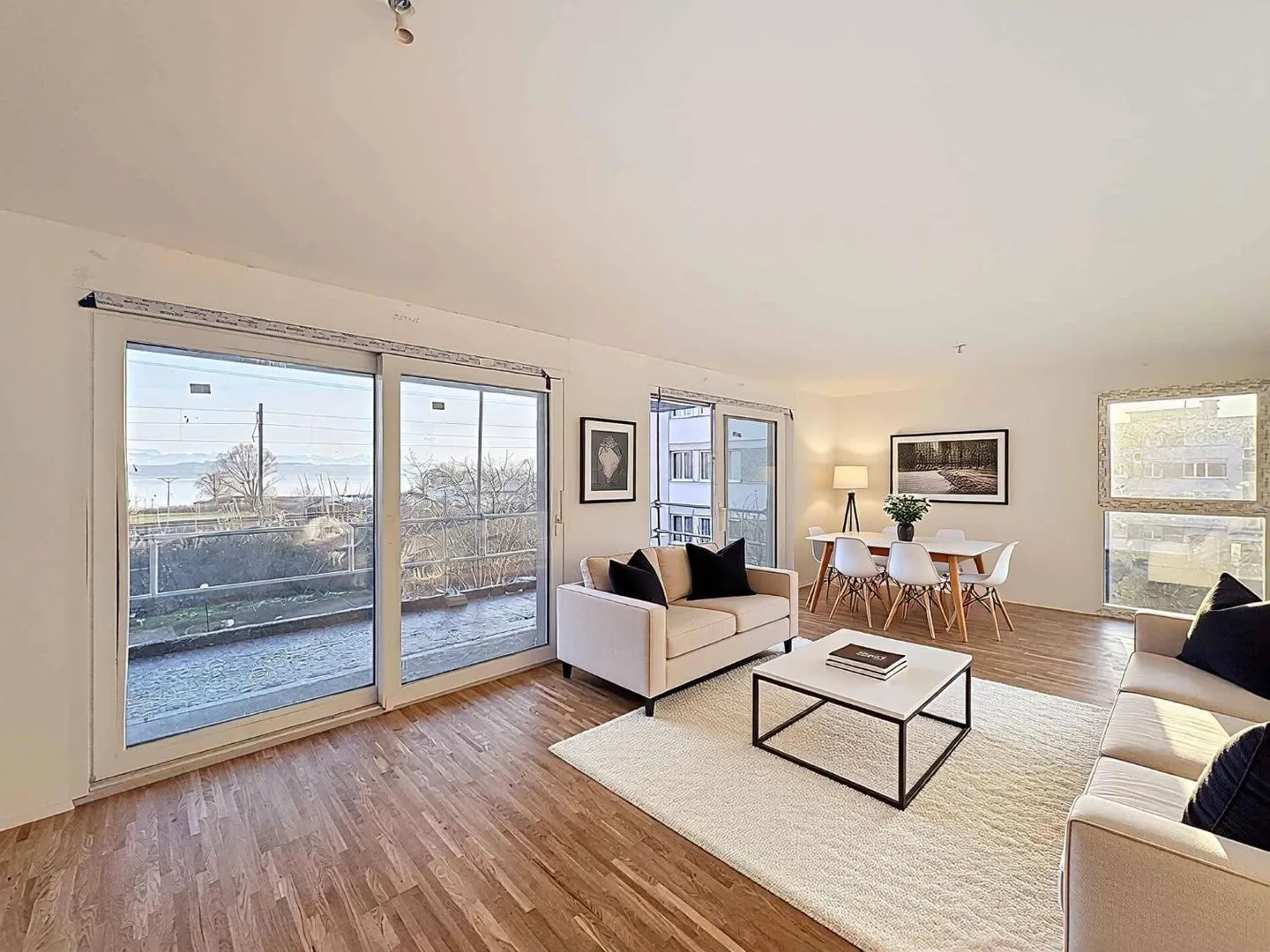 Beau bâtiment neuf de 3,5 pièces avec vue sur le lac - Photo 2 sur 8