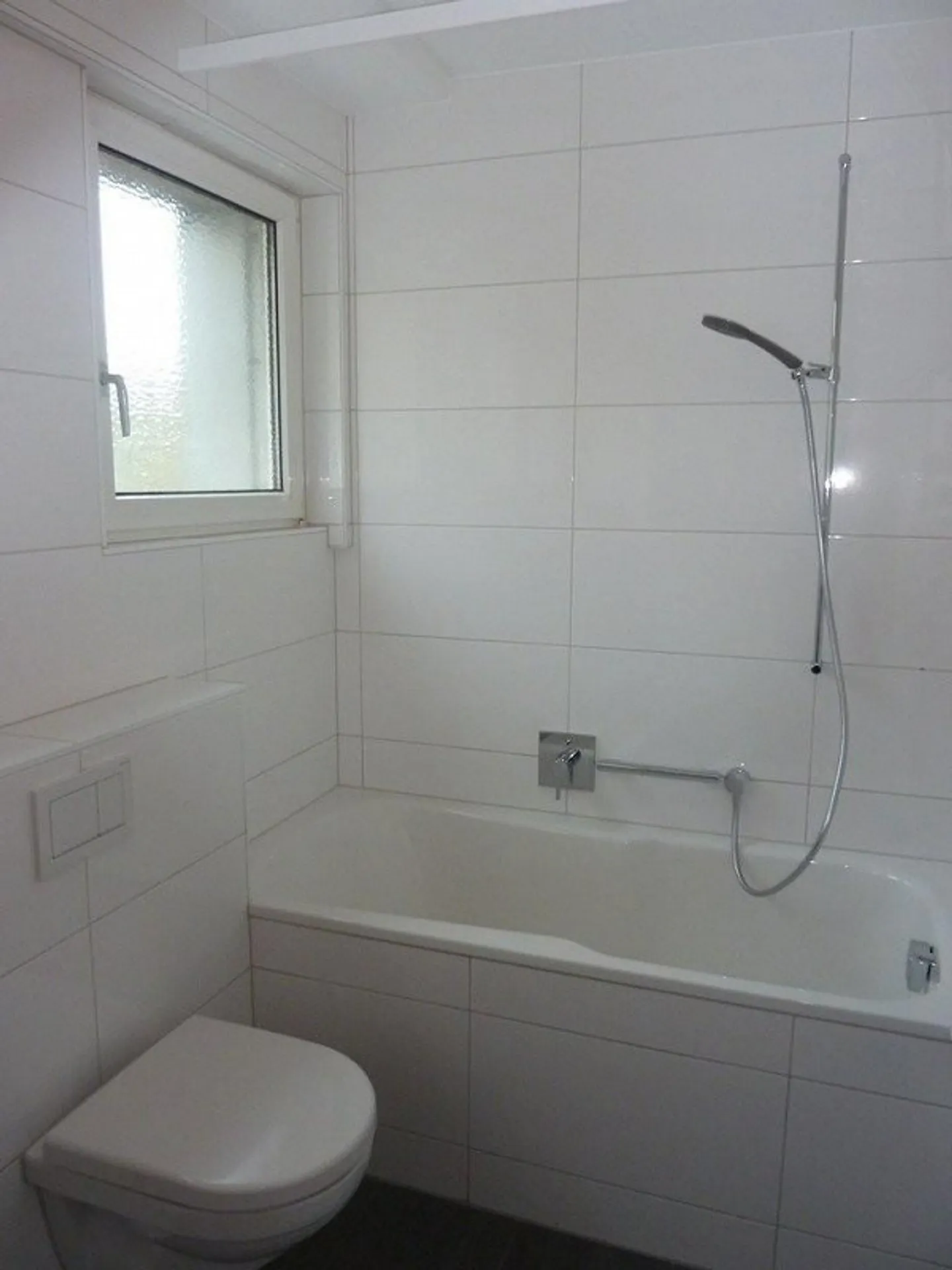 Ampio appartamento di 3,5 locali con vista su Neuaesch - Foto 4 di 10