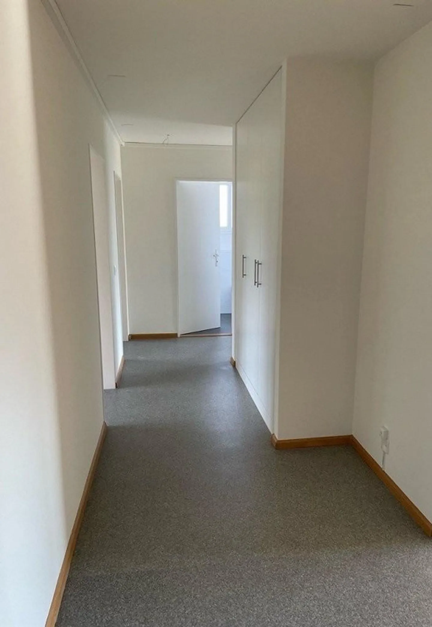 Ampio appartamento di 3,5 locali con vista su Neuaesch - Foto 6 di 10