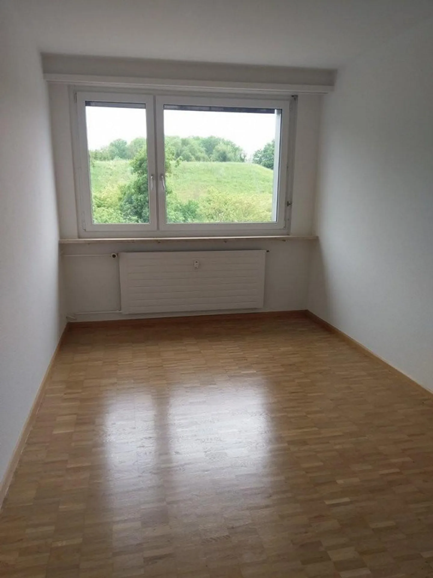 Ampio appartamento di 3,5 locali con vista su Neuaesch - Foto 7 di 10