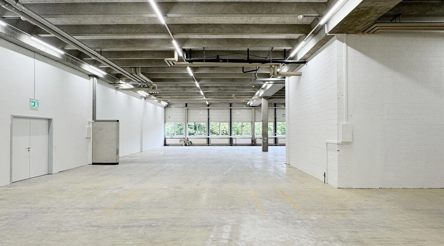 560m² - Capannone industriale moderno con attrezzature ottimali a Biberist - Foto 1 di 15
