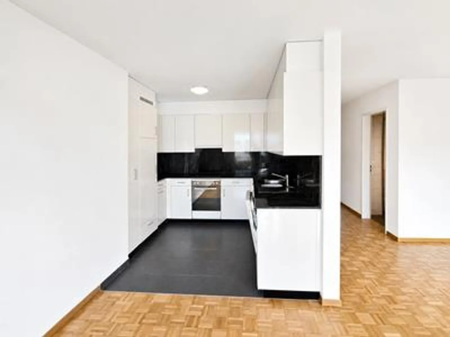 City-Close 3.5-Room Ground Floor Apartment - Photo 2 of 5