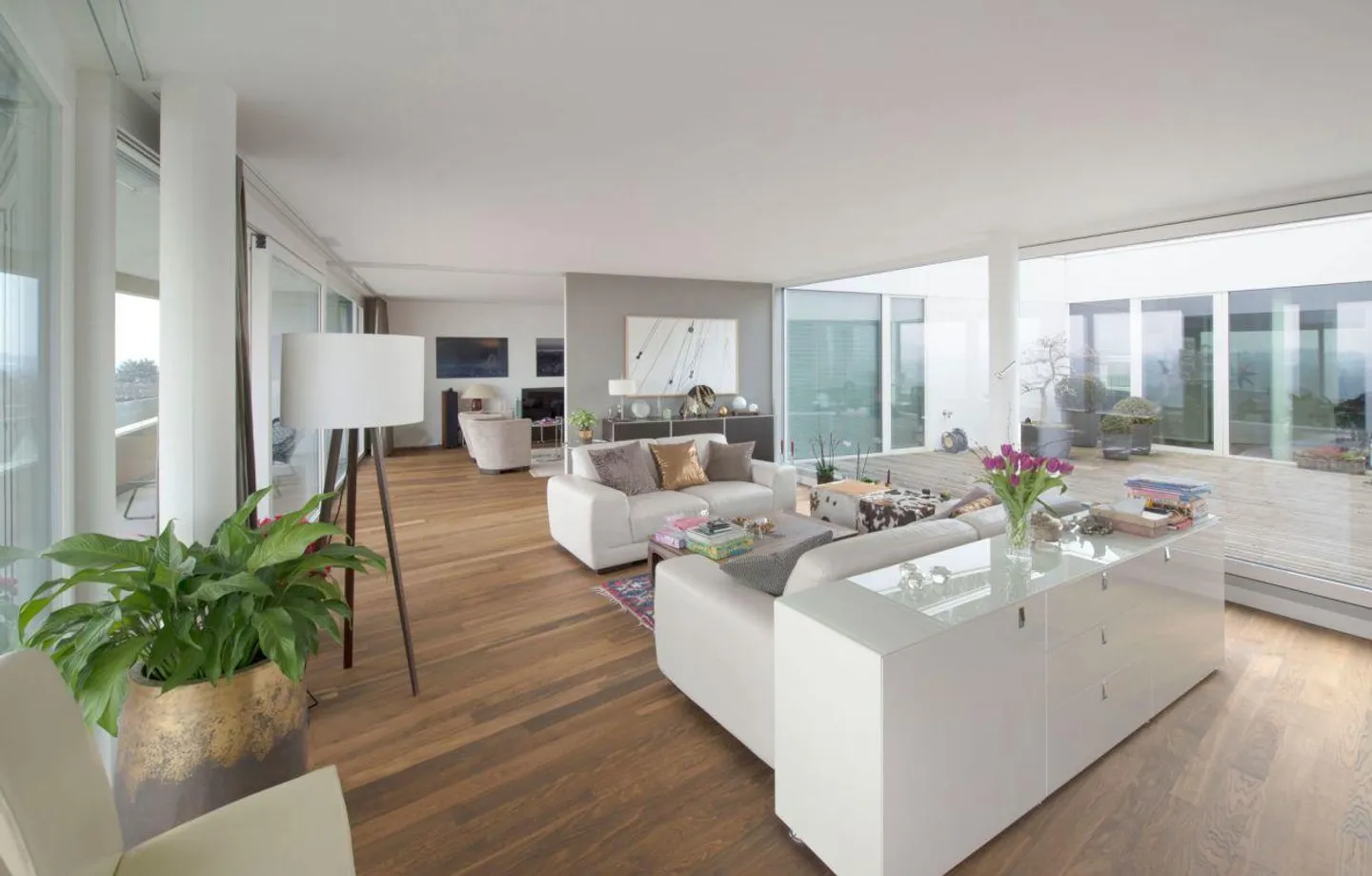 Penthouse apartment with breathtaking views - Photo 2 of 25