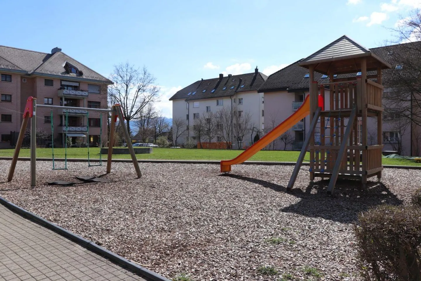 Appartamento spazioso, luminoso e adatto ai bambini con molta luce e vista - Foto 10 di 11