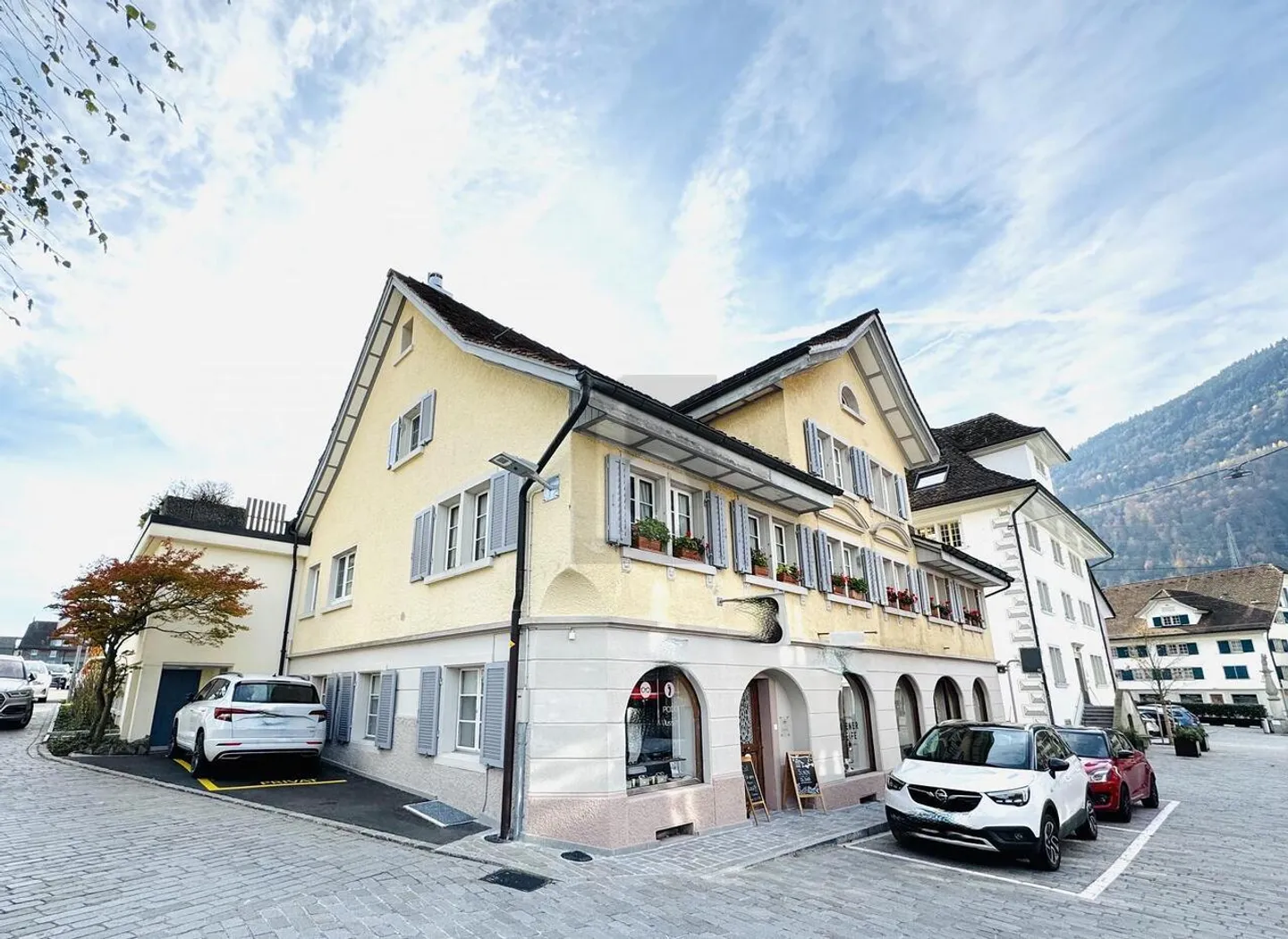 Vielseitiges Familien- und Geschäftshaus - Foto 1 von 6