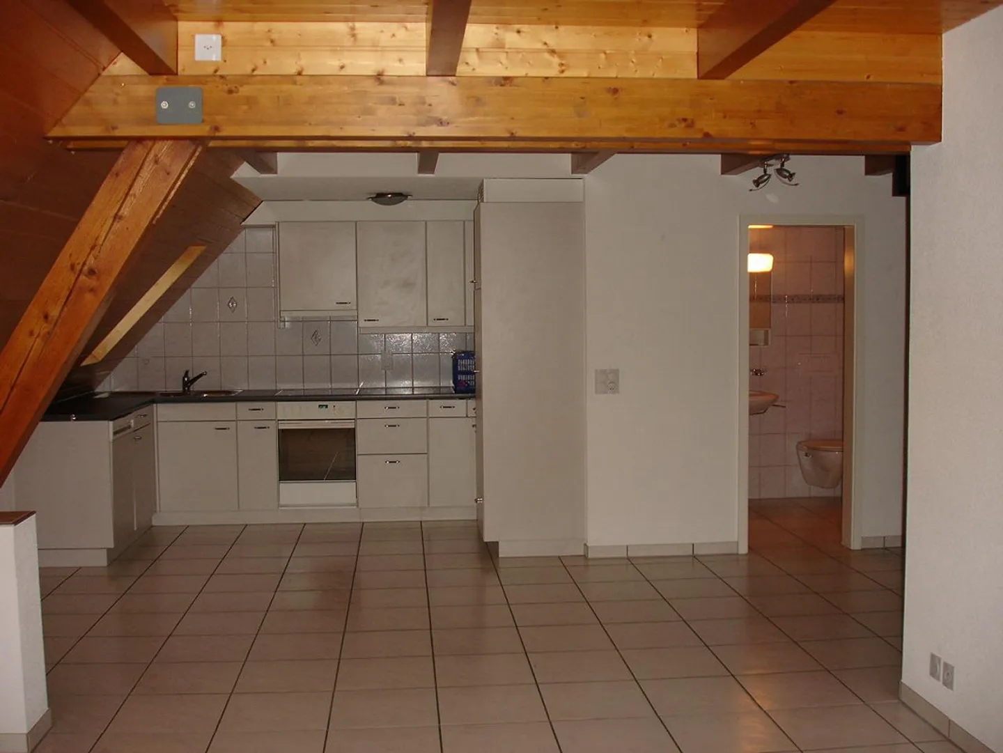 Charming 4.5-Room Attic Apartment with Cellar Space, Kerzers - Photo 2 of 7