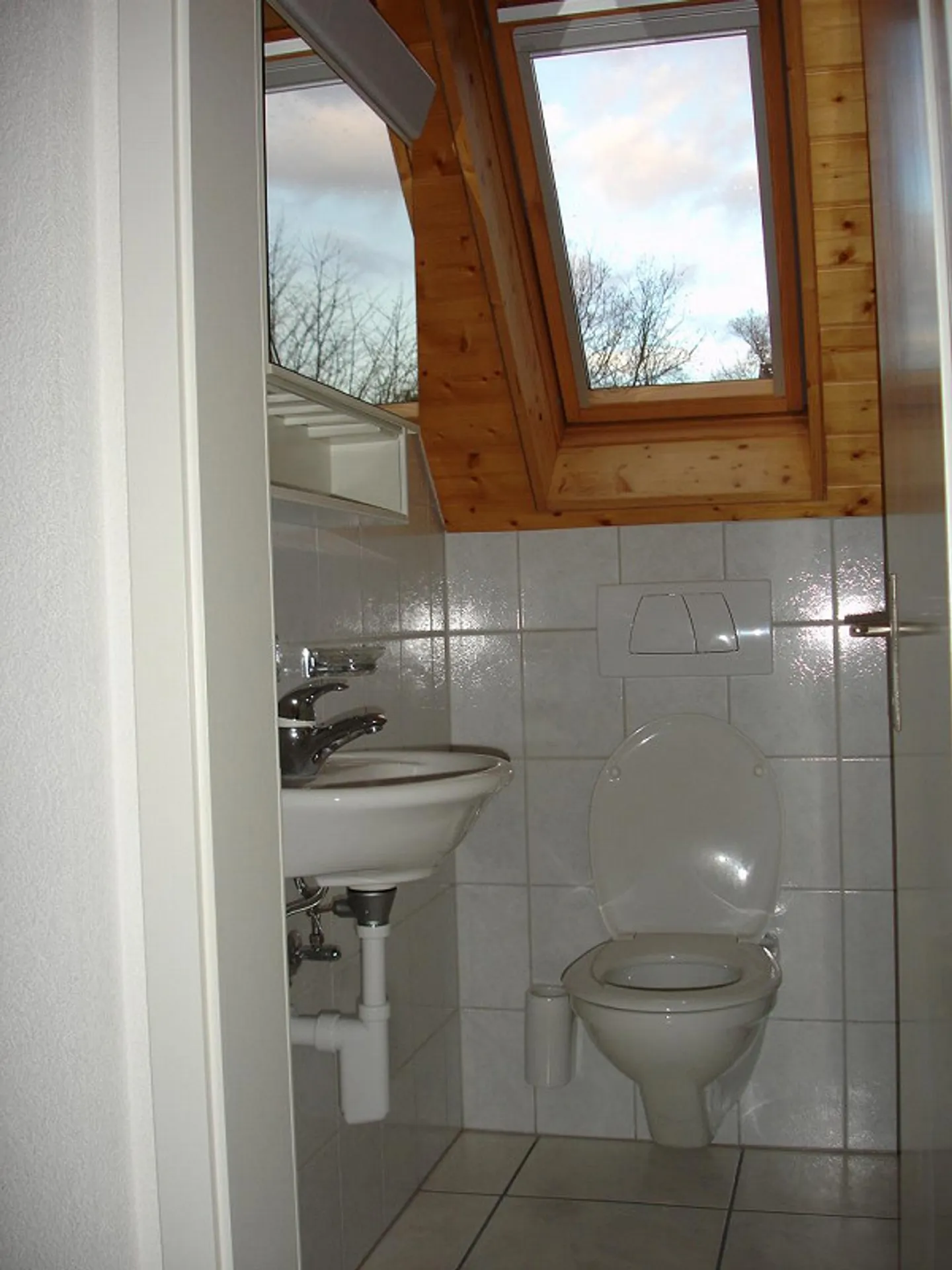 Charming 4.5-Room Attic Apartment with Cellar Space, Kerzers - Photo 6 of 7